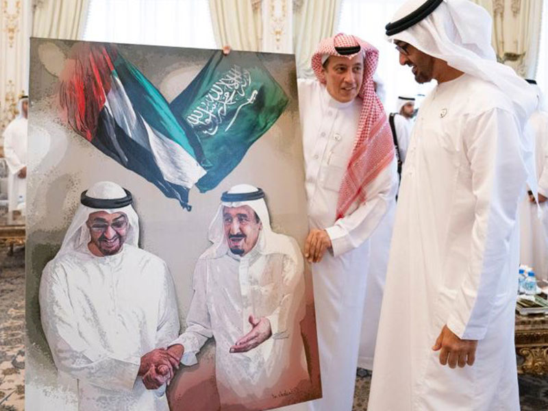 اضغط لمشاهدة الصور: تركي الدخيل يقدم هدية لافتة لولي عهد أبوظبي